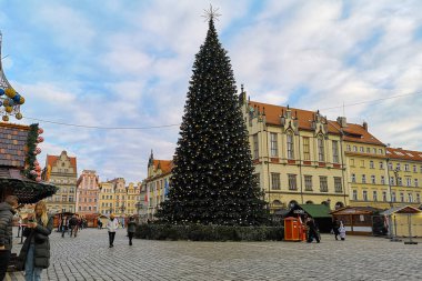 Wroclaw, Polonya - 30 Kasım 2024: Noel pazarı tezgahları ve renkli binalar ve kış şehir merkezinde tatil ağacı bulunan tarihi kasaba meydanındaki şenlikli süslemeler