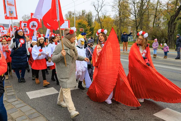 Wroclaw, Polonya - 11 Kasım 2024: Wroclaw 'da Neşeli Bağımsızlık Günü Yürüyüşü, Polonya Bayrakları, Öğrencileri ve 11 Kasım' ı Kutlayan Ailelerle Vatanseverlik Yürüyüşü