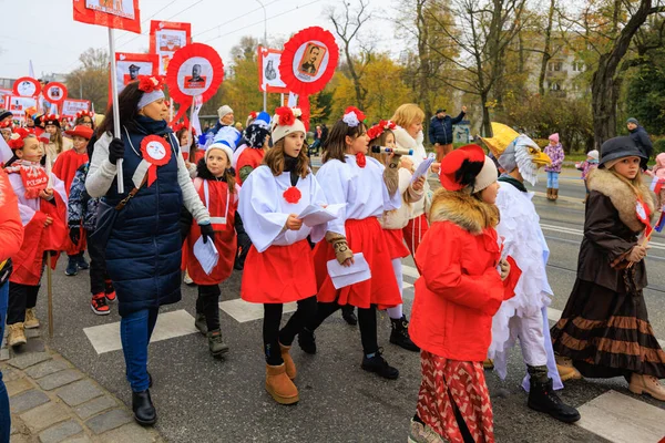Wroclaw, Polonya - 11 Kasım 2024: Wroclaw 'da Neşeli Bağımsızlık Günü Yürüyüşü, Polonya Bayrakları, Öğrencileri ve 11 Kasım' ı Kutlayan Ailelerle Vatanseverlik Yürüyüşü