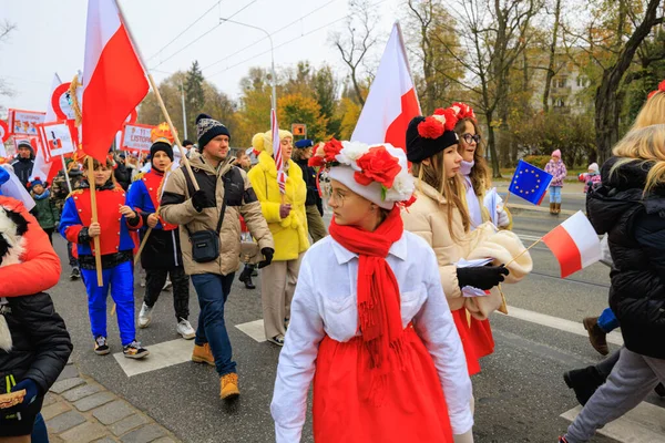 Wroclaw, Polonya - 11 Kasım 2024: Wroclaw 'da Neşeli Bağımsızlık Günü Yürüyüşü, Polonya Bayrakları, Öğrencileri ve 11 Kasım' ı Kutlayan Ailelerle Vatanseverlik Yürüyüşü