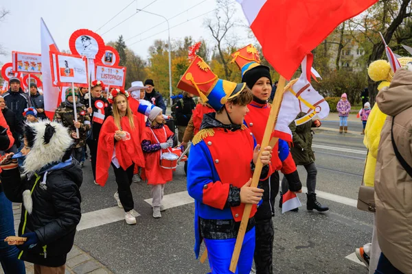 Wroclaw, Polonya - 11 Kasım 2024: Wroclaw 'da Neşeli Bağımsızlık Günü Yürüyüşü, Polonya Bayrakları, Öğrencileri ve 11 Kasım' ı Kutlayan Ailelerle Vatanseverlik Yürüyüşü