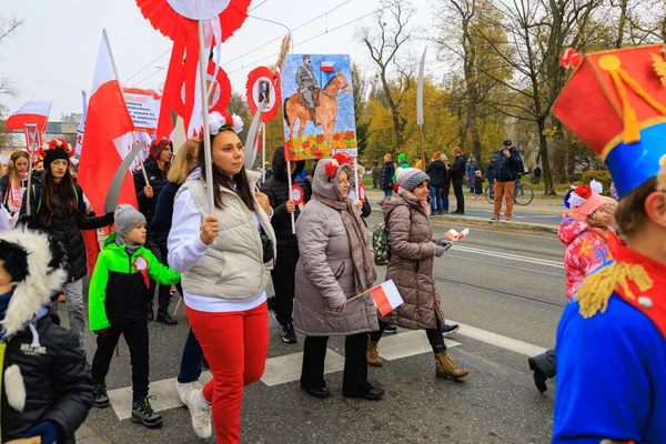 Wroclaw, Polonya - 11 Kasım 2024: Wroclaw 'da Neşeli Bağımsızlık Günü Yürüyüşü, Polonya Bayrakları, Öğrencileri ve 11 Kasım' ı Kutlayan Ailelerle Vatanseverlik Yürüyüşü