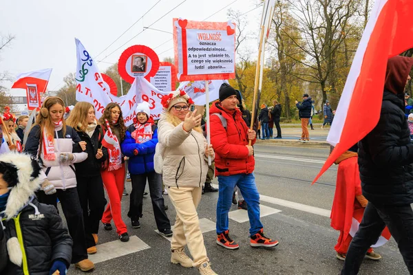 Wroclaw, Polonya - 11 Kasım 2024: Wroclaw 'da Neşeli Bağımsızlık Günü Yürüyüşü, Polonya Bayrakları, Öğrencileri ve 11 Kasım' ı Kutlayan Ailelerle Vatanseverlik Yürüyüşü