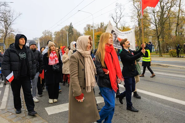 Wroclaw, Polonya - 11 Kasım 2024: Wroclaw 'da Neşeli Bağımsızlık Günü Yürüyüşü, Polonya Bayrakları, Öğrencileri ve 11 Kasım' ı Kutlayan Ailelerle Vatanseverlik Yürüyüşü