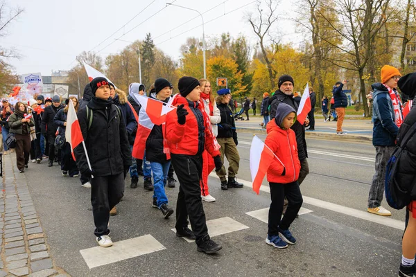 Wroclaw, Polonya - 11 Kasım 2024: Wroclaw 'da Neşeli Bağımsızlık Günü Yürüyüşü, Polonya Bayrakları, Öğrencileri ve 11 Kasım' ı Kutlayan Ailelerle Vatanseverlik Yürüyüşü