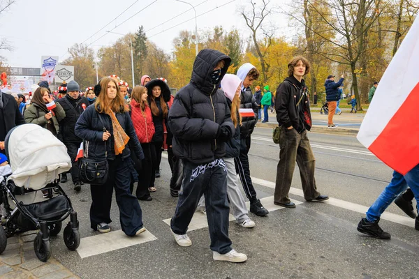 Wroclaw, Polonya - 11 Kasım 2024: Wroclaw 'da Neşeli Bağımsızlık Günü Yürüyüşü, Polonya Bayrakları, Öğrencileri ve 11 Kasım' ı Kutlayan Ailelerle Vatanseverlik Yürüyüşü