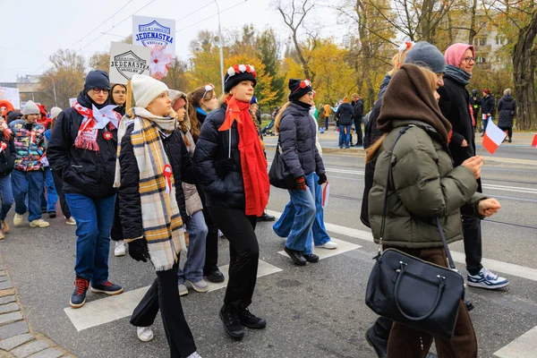 Wroclaw, Polonya - 11 Kasım 2024: Wroclaw 'da Neşeli Bağımsızlık Günü Yürüyüşü, Polonya Bayrakları, Öğrencileri ve 11 Kasım' ı Kutlayan Ailelerle Vatanseverlik Yürüyüşü