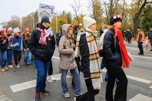 Wroclaw, Polonya - 11 Kasım 2024: Wroclaw 'da Neşeli Bağımsızlık Günü Yürüyüşü, Polonya Bayrakları, Öğrencileri ve 11 Kasım' ı Kutlayan Ailelerle Vatanseverlik Yürüyüşü