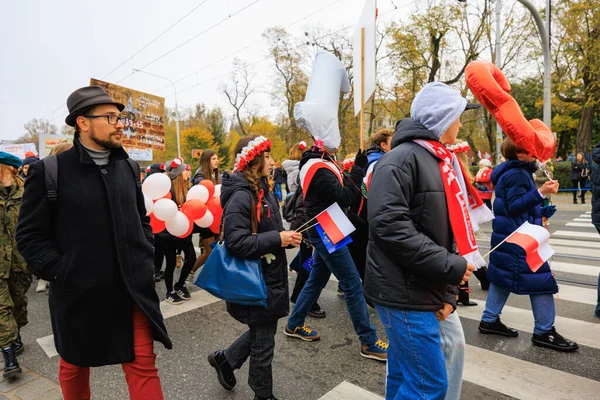 Wroclaw, Polonya - 11 Kasım 2024: Wroclaw 'da Neşeli Bağımsızlık Günü Yürüyüşü, Polonya Bayrakları, Öğrencileri ve 11 Kasım' ı Kutlayan Ailelerle Vatanseverlik Yürüyüşü