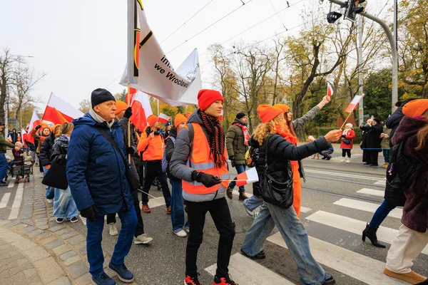 Wroclaw, Polonya - 11 Kasım 2024: Wroclaw 'da Neşeli Bağımsızlık Günü Yürüyüşü, Polonya Bayrakları, Öğrencileri ve 11 Kasım' ı Kutlayan Ailelerle Vatanseverlik Yürüyüşü