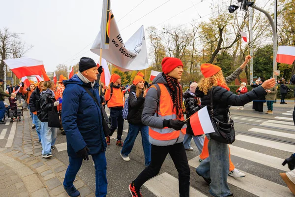 Wroclaw, Polonya - 11 Kasım 2024: Wroclaw 'da Neşeli Bağımsızlık Günü Yürüyüşü, Polonya Bayrakları, Öğrencileri ve 11 Kasım' ı Kutlayan Ailelerle Vatanseverlik Yürüyüşü