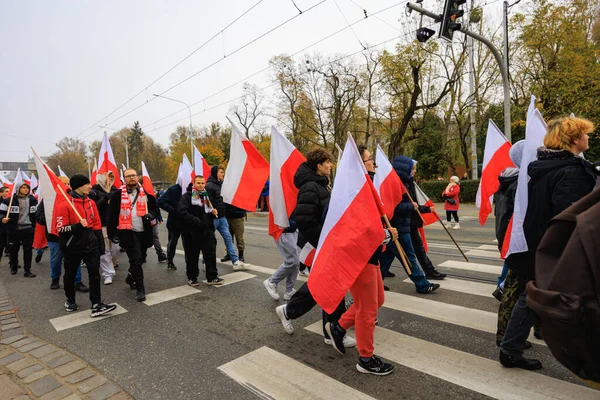 Wroclaw, Polonya - 11 Kasım 2024: Wroclaw 'da Neşeli Bağımsızlık Günü Yürüyüşü, Polonya Bayrakları, Öğrencileri ve 11 Kasım' ı Kutlayan Ailelerle Vatanseverlik Yürüyüşü