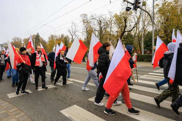 Wroclaw, Polonya - 11 Kasım 2024: Wroclaw 'da Neşeli Bağımsızlık Günü Yürüyüşü, Polonya Bayrakları, Öğrencileri ve 11 Kasım' ı Kutlayan Ailelerle Vatanseverlik Yürüyüşü