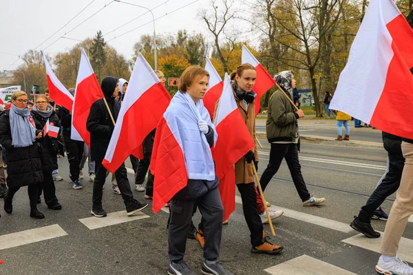 Wroclaw, Polonya - 11 Kasım 2024: Wroclaw 'da Neşeli Bağımsızlık Günü Yürüyüşü, Polonya Bayrakları, Öğrencileri ve 11 Kasım' ı Kutlayan Ailelerle Vatanseverlik Yürüyüşü