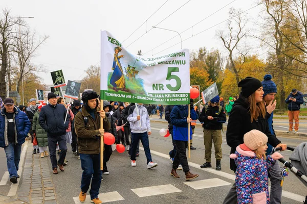 Wroclaw, Polonya - 11 Kasım 2024: Wroclaw 'da Neşeli Bağımsızlık Günü Yürüyüşü, Polonya Bayrakları, Öğrencileri ve 11 Kasım' ı Kutlayan Ailelerle Vatanseverlik Yürüyüşü
