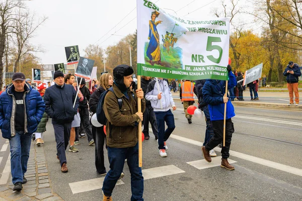 Wroclaw, Polonya - 11 Kasım 2024: Wroclaw 'da Neşeli Bağımsızlık Günü Yürüyüşü, Polonya Bayrakları, Öğrencileri ve 11 Kasım' ı Kutlayan Ailelerle Vatanseverlik Yürüyüşü