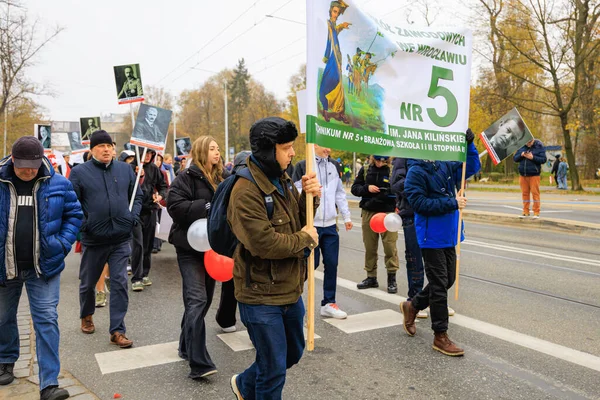 Wroclaw, Polonya - 11 Kasım 2024: Wroclaw 'da Neşeli Bağımsızlık Günü Yürüyüşü, Polonya Bayrakları, Öğrencileri ve 11 Kasım' ı Kutlayan Ailelerle Vatanseverlik Yürüyüşü