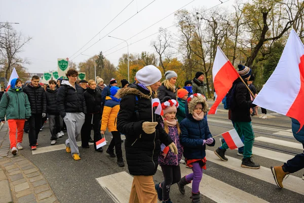Wroclaw, Polonya - 11 Kasım 2024: Wroclaw 'da Neşeli Bağımsızlık Günü Yürüyüşü, Polonya Bayrakları, Öğrencileri ve 11 Kasım' ı Kutlayan Ailelerle Vatanseverlik Yürüyüşü