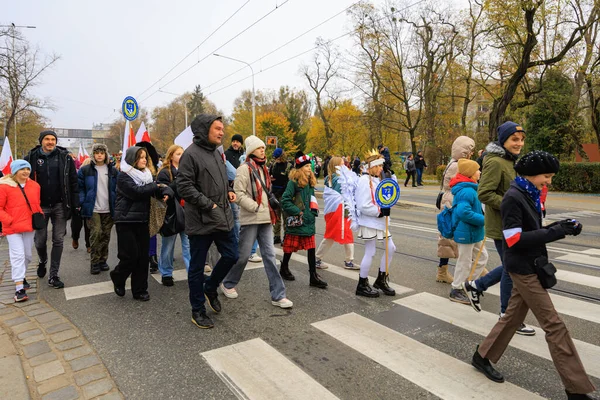 Wroclaw, Polonya - 11 Kasım 2024: Wroclaw 'da Neşeli Bağımsızlık Günü Yürüyüşü, Polonya Bayrakları, Öğrencileri ve 11 Kasım' ı Kutlayan Ailelerle Vatanseverlik Yürüyüşü