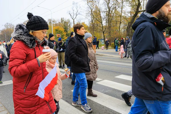 Wroclaw, Polonya - 11 Kasım 2024: Wroclaw 'da Neşeli Bağımsızlık Günü Yürüyüşü, Polonya Bayrakları, Öğrencileri ve 11 Kasım' ı Kutlayan Ailelerle Vatanseverlik Yürüyüşü