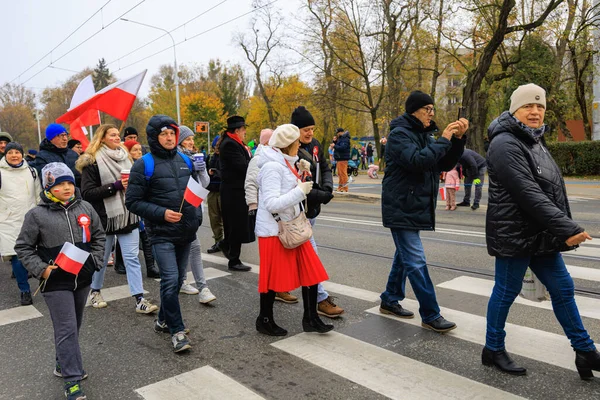 Wroclaw, Polonya - 11 Kasım 2024: Wroclaw 'da Neşeli Bağımsızlık Günü Yürüyüşü, Polonya Bayrakları, Öğrencileri ve 11 Kasım' ı Kutlayan Ailelerle Vatanseverlik Yürüyüşü