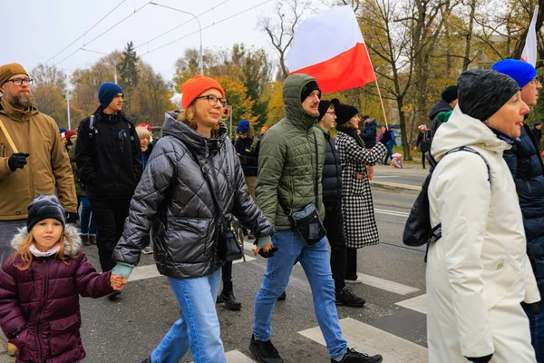 Wroclaw, Polonya - 11 Kasım 2024: Wroclaw 'da Neşeli Bağımsızlık Günü Yürüyüşü, Polonya Bayrakları, Öğrencileri ve 11 Kasım' ı Kutlayan Ailelerle Vatanseverlik Yürüyüşü