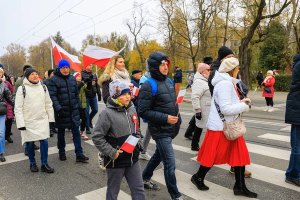 Wroclaw, Polonya - 11 Kasım 2024: Wroclaw 'da Neşeli Bağımsızlık Günü Yürüyüşü, Polonya Bayrakları, Öğrencileri ve 11 Kasım' ı Kutlayan Ailelerle Vatanseverlik Yürüyüşü