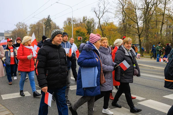 Wroclaw, Polonya - 11 Kasım 2024: Wroclaw 'da Neşeli Bağımsızlık Günü Yürüyüşü, Polonya Bayrakları, Öğrencileri ve 11 Kasım' ı Kutlayan Ailelerle Vatanseverlik Yürüyüşü