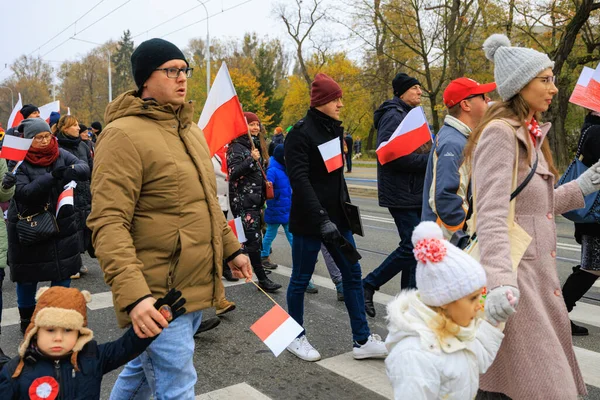 Wroclaw, Polonya - 11 Kasım 2024: Wroclaw 'da Neşeli Bağımsızlık Günü Yürüyüşü, Polonya Bayrakları, Öğrencileri ve 11 Kasım' ı Kutlayan Ailelerle Vatanseverlik Yürüyüşü