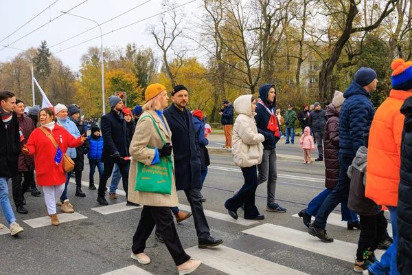 Wroclaw, Polonya - 11 Kasım 2024: Wroclaw 'da Neşeli Bağımsızlık Günü Yürüyüşü, Polonya Bayrakları, Öğrencileri ve 11 Kasım' ı Kutlayan Ailelerle Vatanseverlik Yürüyüşü