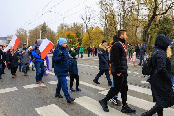 Wroclaw, Polonya - 11 Kasım 2024: Wroclaw 'da Neşeli Bağımsızlık Günü Yürüyüşü, Polonya Bayrakları, Öğrencileri ve 11 Kasım' ı Kutlayan Ailelerle Vatanseverlik Yürüyüşü