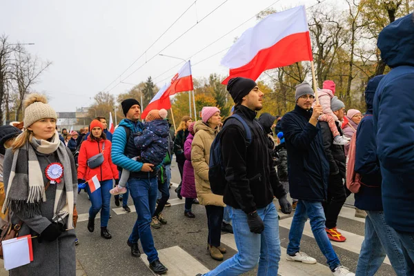 Wroclaw, Polonya - 11 Kasım 2024: Wroclaw 'da Neşeli Bağımsızlık Günü Yürüyüşü, Polonya Bayrakları, Öğrencileri ve 11 Kasım' ı Kutlayan Ailelerle Vatanseverlik Yürüyüşü