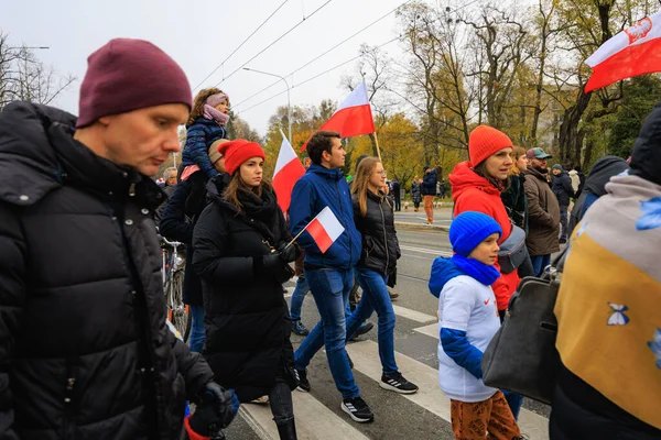 Wroclaw, Polonya - 11 Kasım 2024: Wroclaw 'da Neşeli Bağımsızlık Günü Yürüyüşü, Polonya Bayrakları, Öğrencileri ve 11 Kasım' ı Kutlayan Ailelerle Vatanseverlik Yürüyüşü