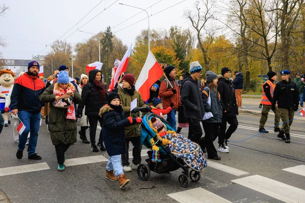 Wroclaw, Polonya - 11 Kasım 2024: Wroclaw 'da Neşeli Bağımsızlık Günü Yürüyüşü, Polonya Bayrakları, Öğrencileri ve 11 Kasım' ı Kutlayan Ailelerle Vatanseverlik Yürüyüşü