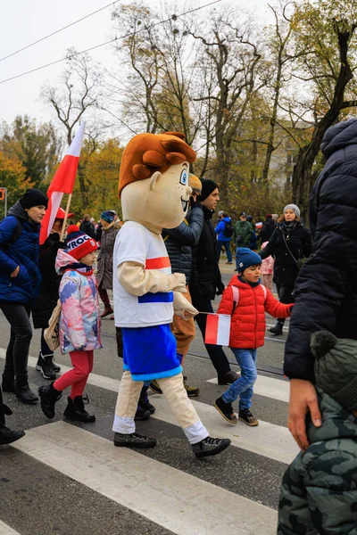 Wroclaw, Polonya - 11 Kasım 2024: Wroclaw 'da Neşeli Bağımsızlık Günü Yürüyüşü, Polonya Bayrakları, Öğrencileri ve 11 Kasım' ı Kutlayan Ailelerle Vatanseverlik Yürüyüşü