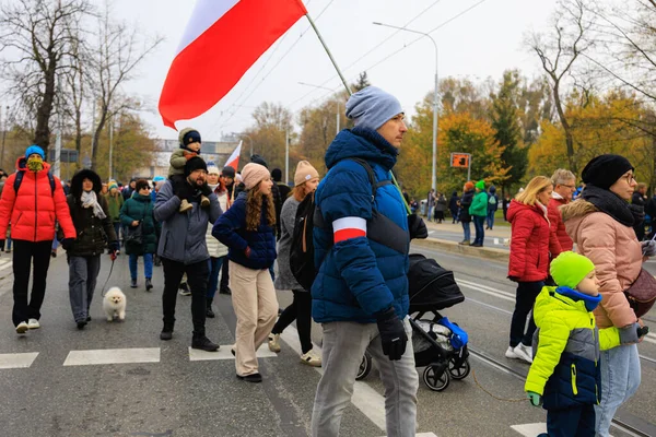 Wroclaw, Polonya - 11 Kasım 2024: Wroclaw 'da Neşeli Bağımsızlık Günü Yürüyüşü, Polonya Bayrakları, Öğrencileri ve 11 Kasım' ı Kutlayan Ailelerle Vatanseverlik Yürüyüşü