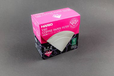 Wroclaw, Polonya - 27 Aralık 2024: Hario V60 Beyaz Kağıt Kahve Filtreleri Elle İçme ve Özel Kahve Hazırlama İçin