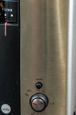 Wroclaw, Polonya - 27 Aralık 2024: Gümüş Wilfa Svart WSCG-2 Elektrikli Burr Kahve Öğütücüsü ve Fasulye Hopper ve Özel Filtre için Zemin Konteynırı