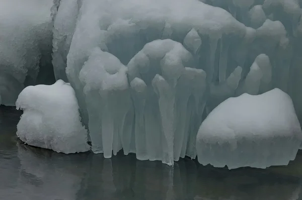 Figura de gelo com chapéu de neve em lago de água mineral — Fotografia de Stock