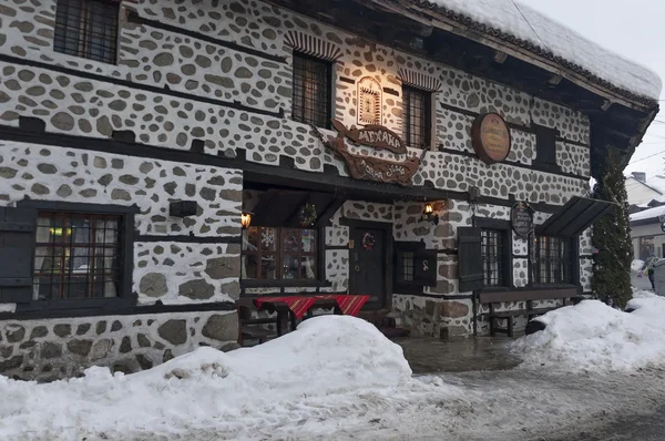 Calle en invierno en la ciudad de Bansko Imagen de stock