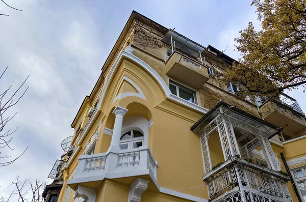 Fragment van oude renovatie huis met hoek balkon — Stockfoto