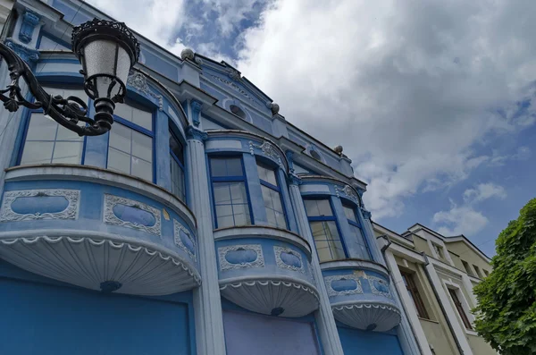 Antigua casa con ventana de proa y adorno de yeso — Foto de Stock