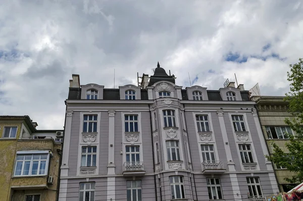 Antiguo edificio renovado en el centro de la ciudad de Plovdiv — Foto de Stock