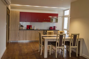 Oturma odası ile mutfak mevcuttur ve yemek-tablo
