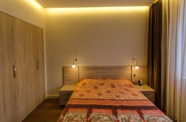 Yatak odasında taze yenilenmiş daire