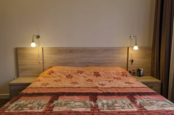 Slaapkamer in verse gerenoveerd appartement — Stockfoto