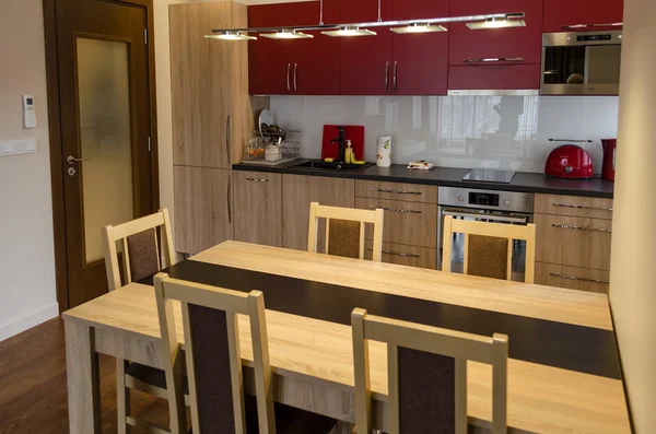 Salón con cocina y mesa de comedor — Foto de Stock