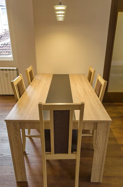 Eettafel in woonkamer — Stockfoto