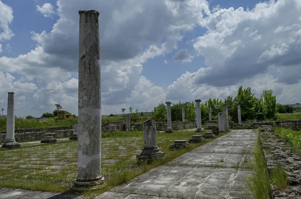 Częścią starożytnego rzymskiego miasta Perystylu złożonych Abritus — Zdjęcie stockowe