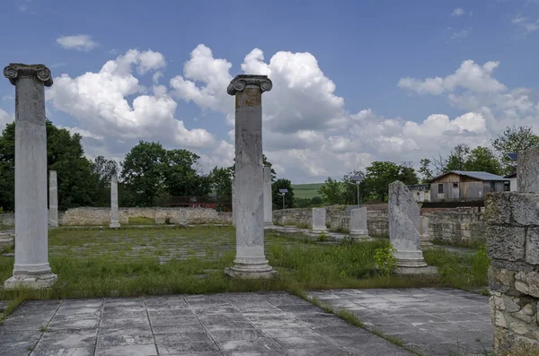 Část ze starověké římské město sloupořadím komplexní Abritus — Stock fotografie